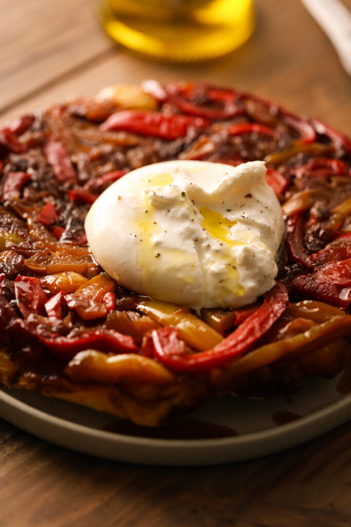 Tarte tatin aux poivrons et à la burrata