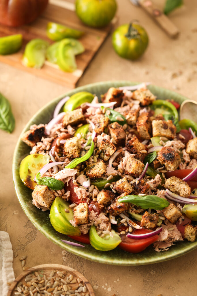 salade de tomates,, hon et croutons