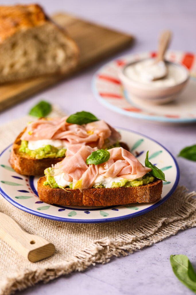 toast avocat stracciatella et mortadelle