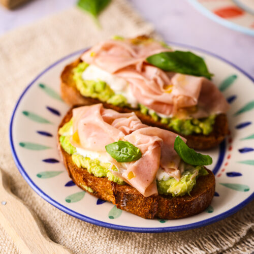 toast avocat stracciatella et mortadelle