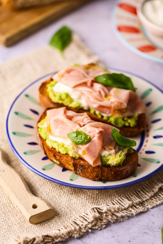 toast avocat stracciatella et mortadelle