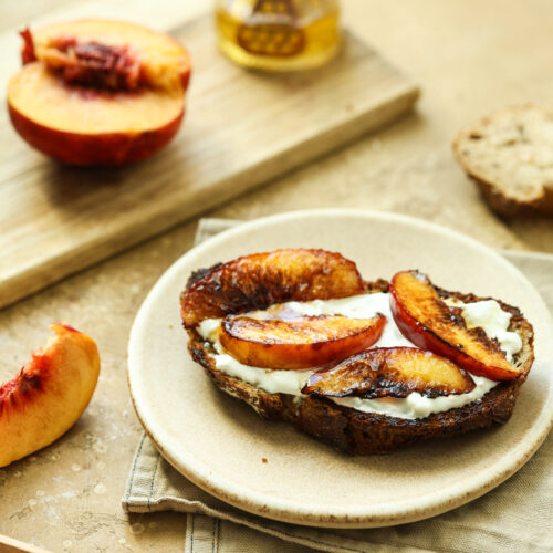 nectarines et stracciatella sur une tartine croquante