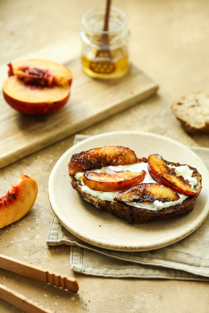 nectarines et stracciatella sur une tartine croquante