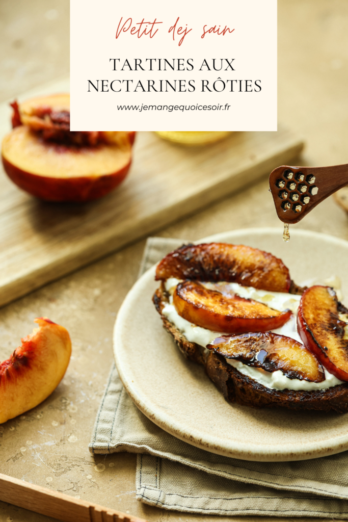 nectarines et stracciatella sur une tartine croquante